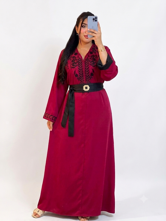 Caftan Élégant Bordeaux Brodé Noir – Chic & Raffiné
